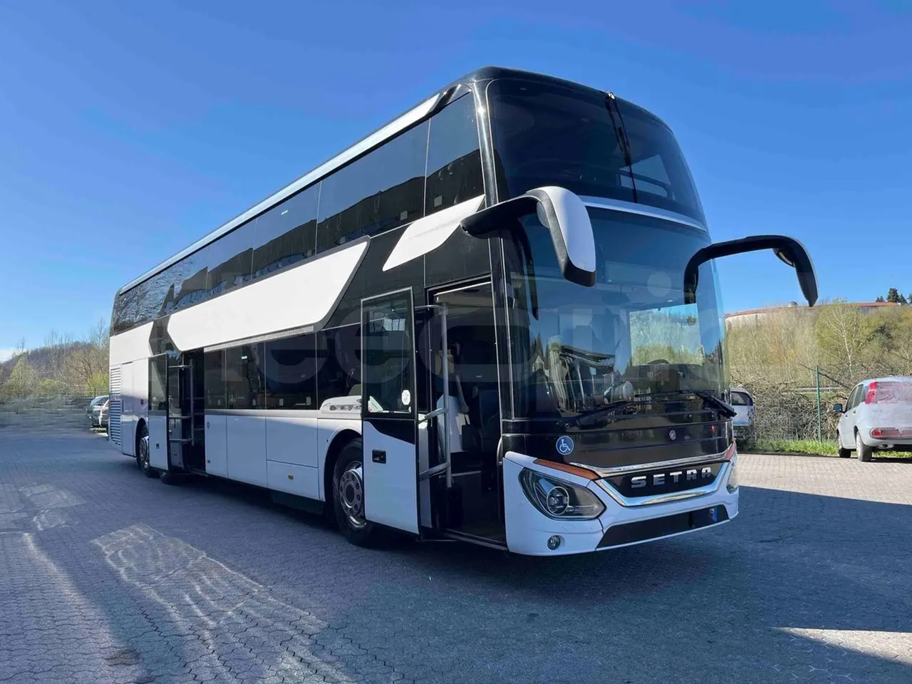 Setra S531 DT - Euro6 - 375kW - 14mt - 3/4 right front doors open