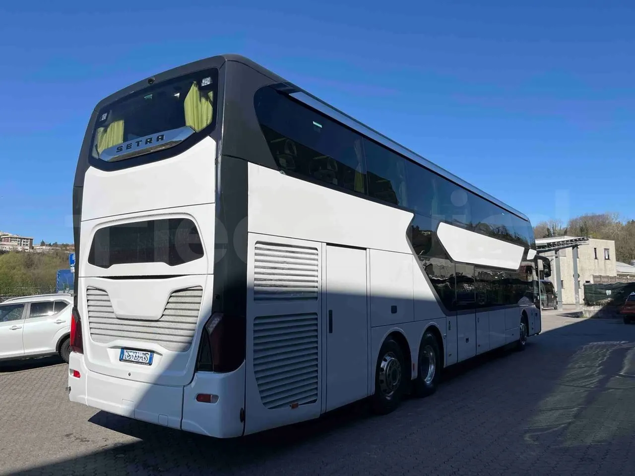 Setra S531 DT - Euro6 - 375kW - 14mt - 3/4 right rear doors closed