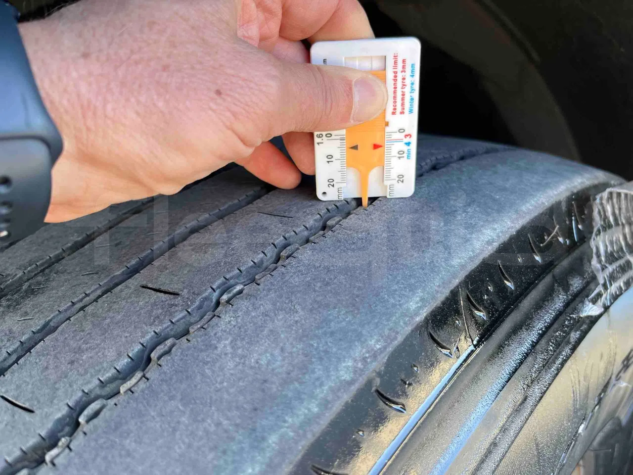 Setra S531 DT - Euro6 - 375kW - 14mt - rear left tire photo