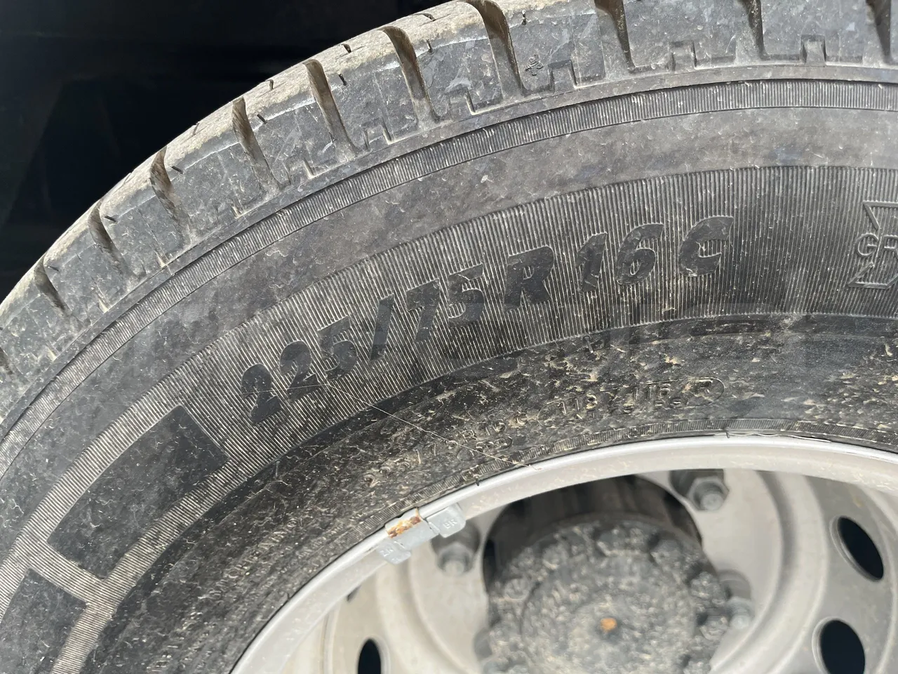 Iveco Daily - Second Axle Left Side: Tyre Size
