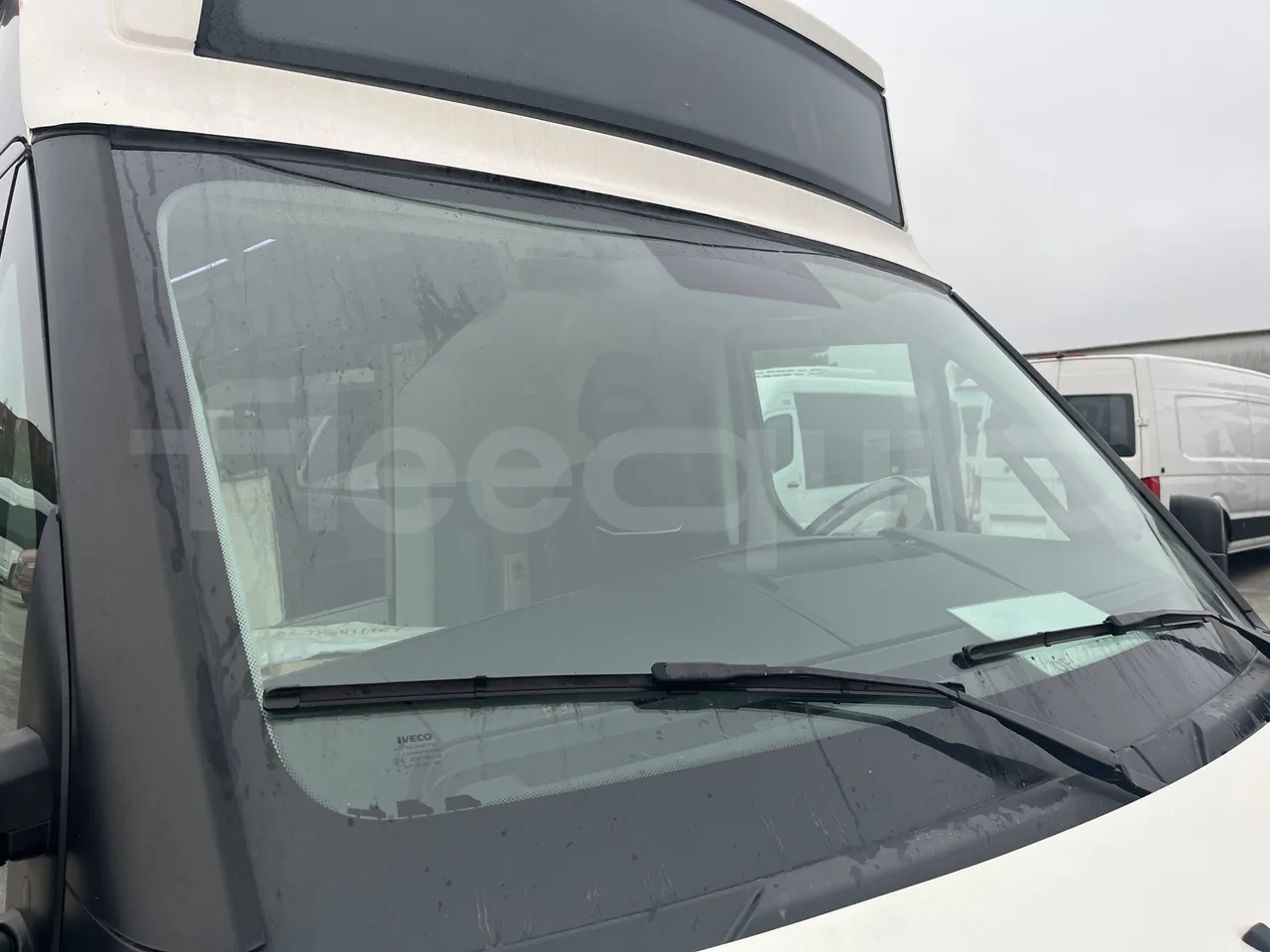 Iveco Daily - Windscreen From Right Side
