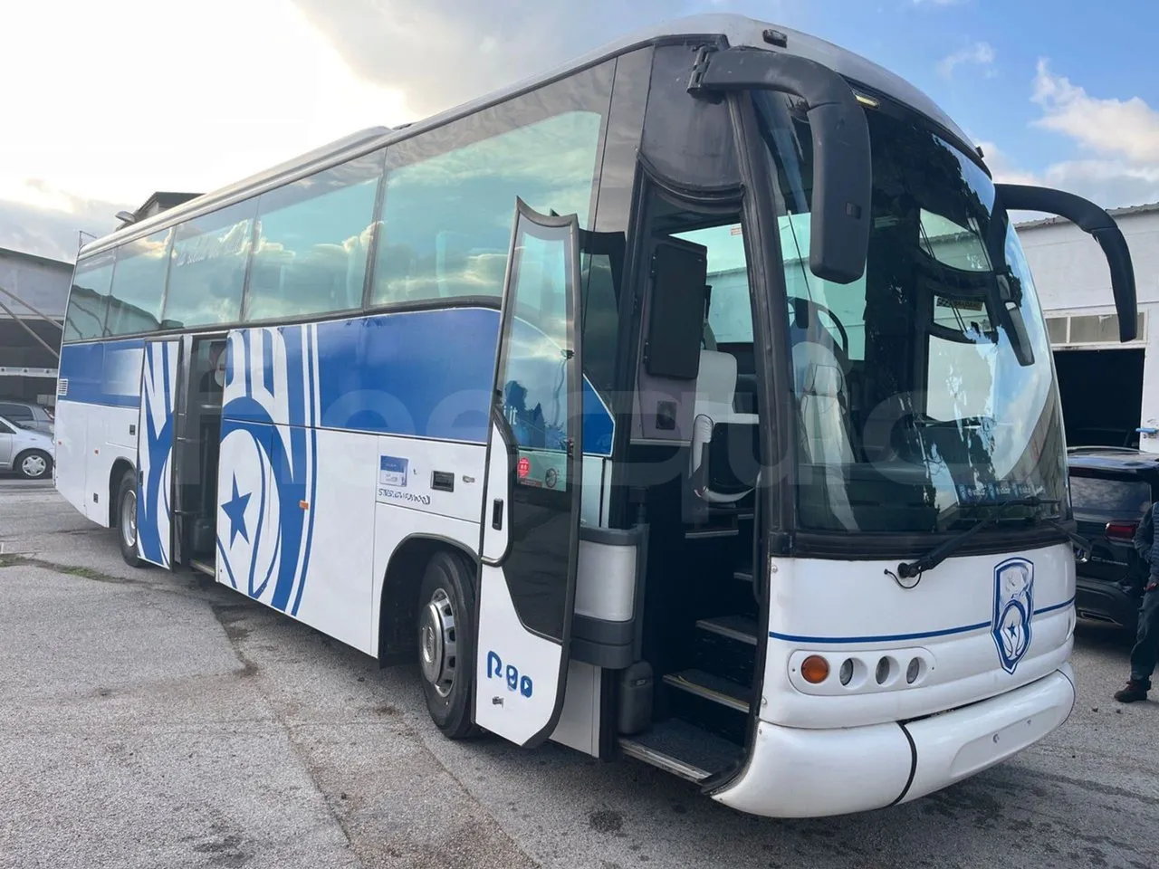 Iveco Irisbus Italia 391E.12.38 - Euro2 - 276Kw - 12MT - 3/4 right front doors open