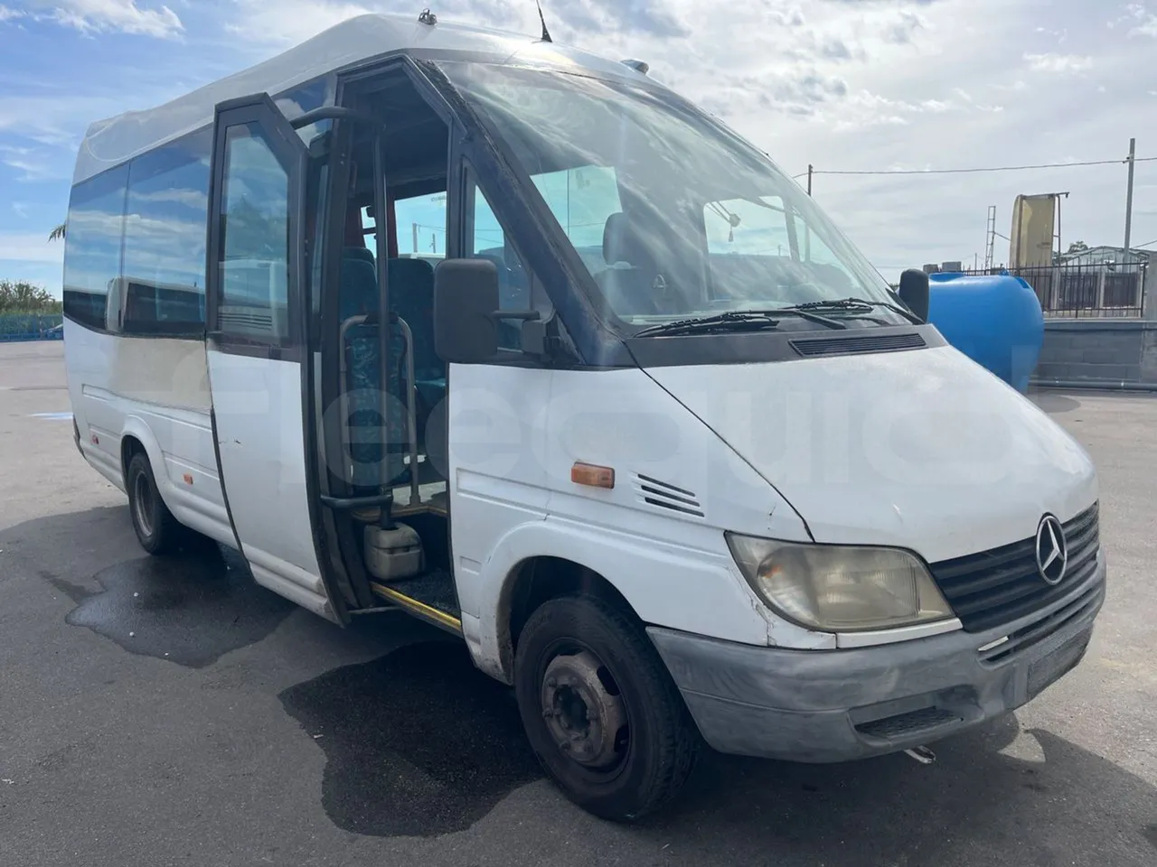 Mercedes-Benz Sprinter AGMB416CDI/ Euro 3 - 115 Kw - 6.977 Mt - 3/4 right front doors open