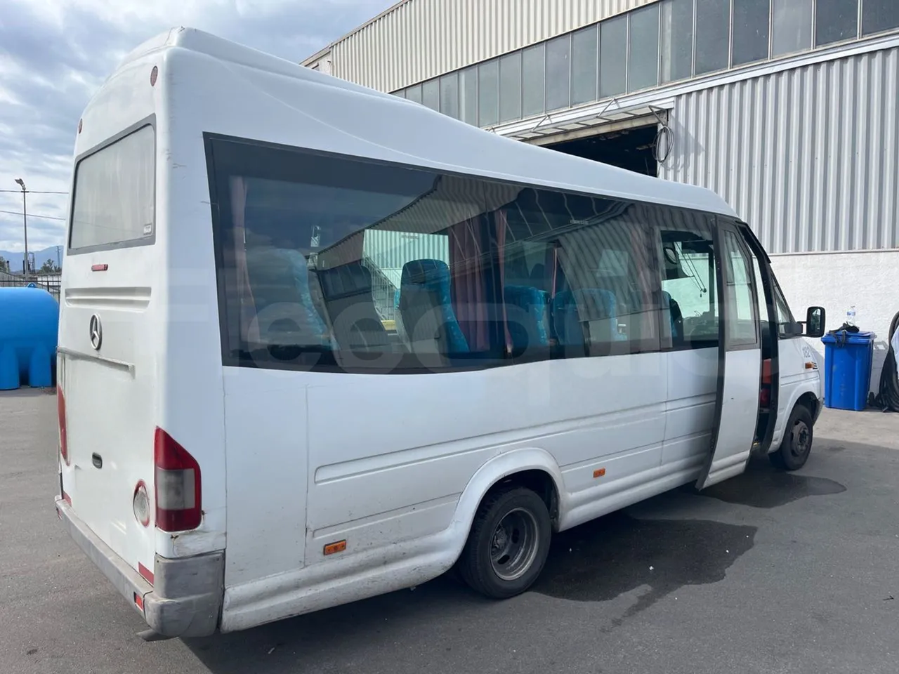 Mercedes-Benz Sprinter AGMB416CDI/ Euro 3 - 115 Kw - 6.977 Mt - 3/4 right rear doors open