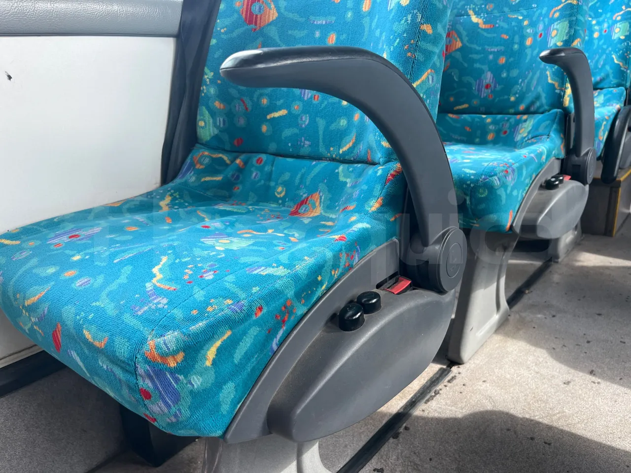 Mercedes-Benz Sprinter AGMB416CDI/ Euro 3 - 115 Kw - 6.977 Mt - armrest detail photo