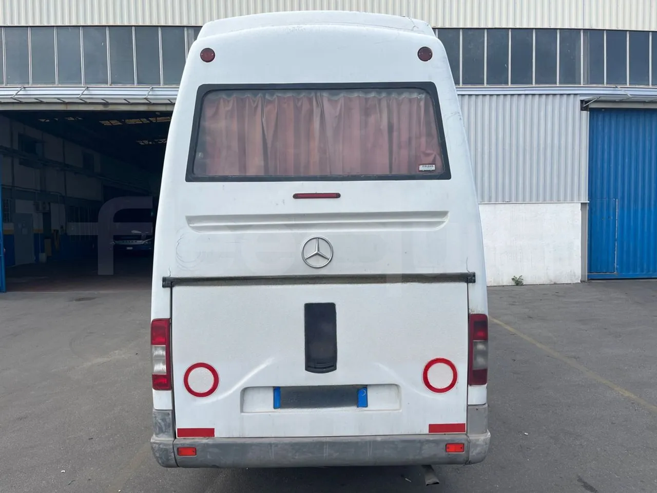 Mercedes-Benz Sprinter AGMB416CDI/ Euro 3 - 115 Kw - 6.977 Mt - rear hatch closed