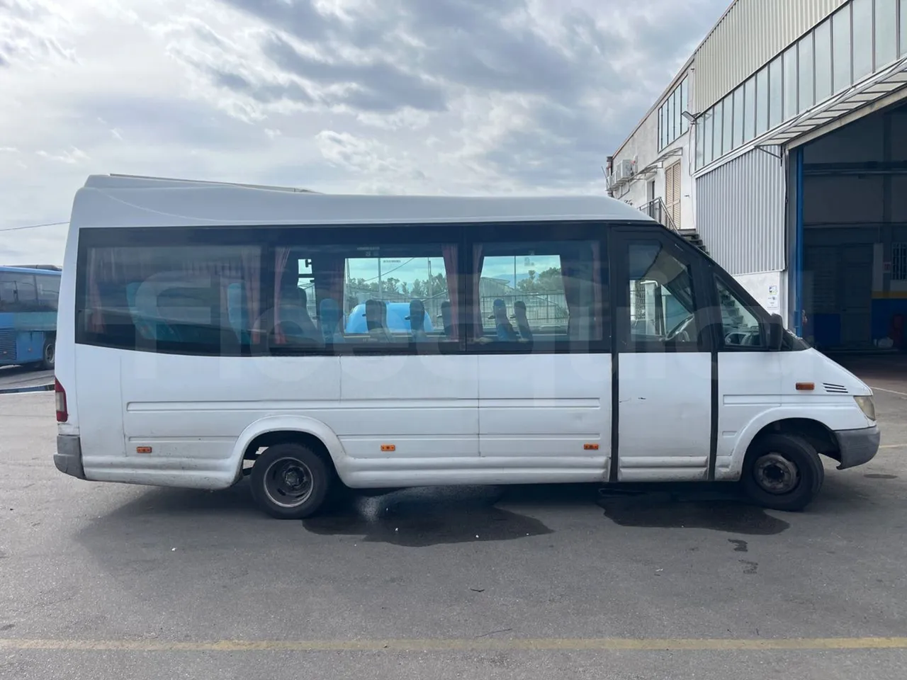 Mercedes-Benz Sprinter AGMB416CDI/ Euro 3 - 115 Kw - 6.977 Mt - right side doors closed