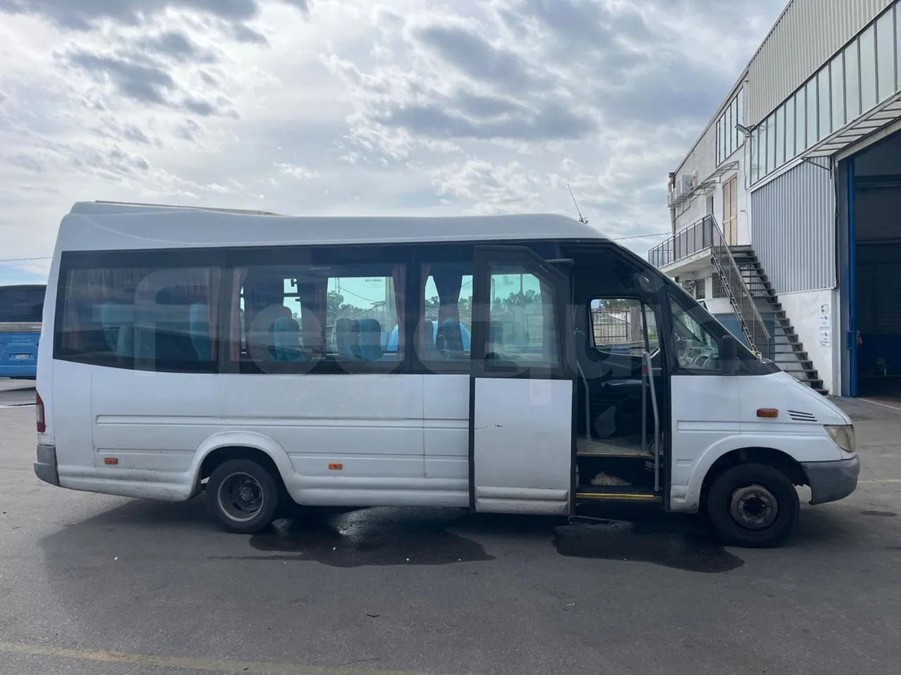 Mercedes-Benz Sprinter AGMB416CDI/ Euro 3 - 115 Kw - 6.977 Mt - right side doors open