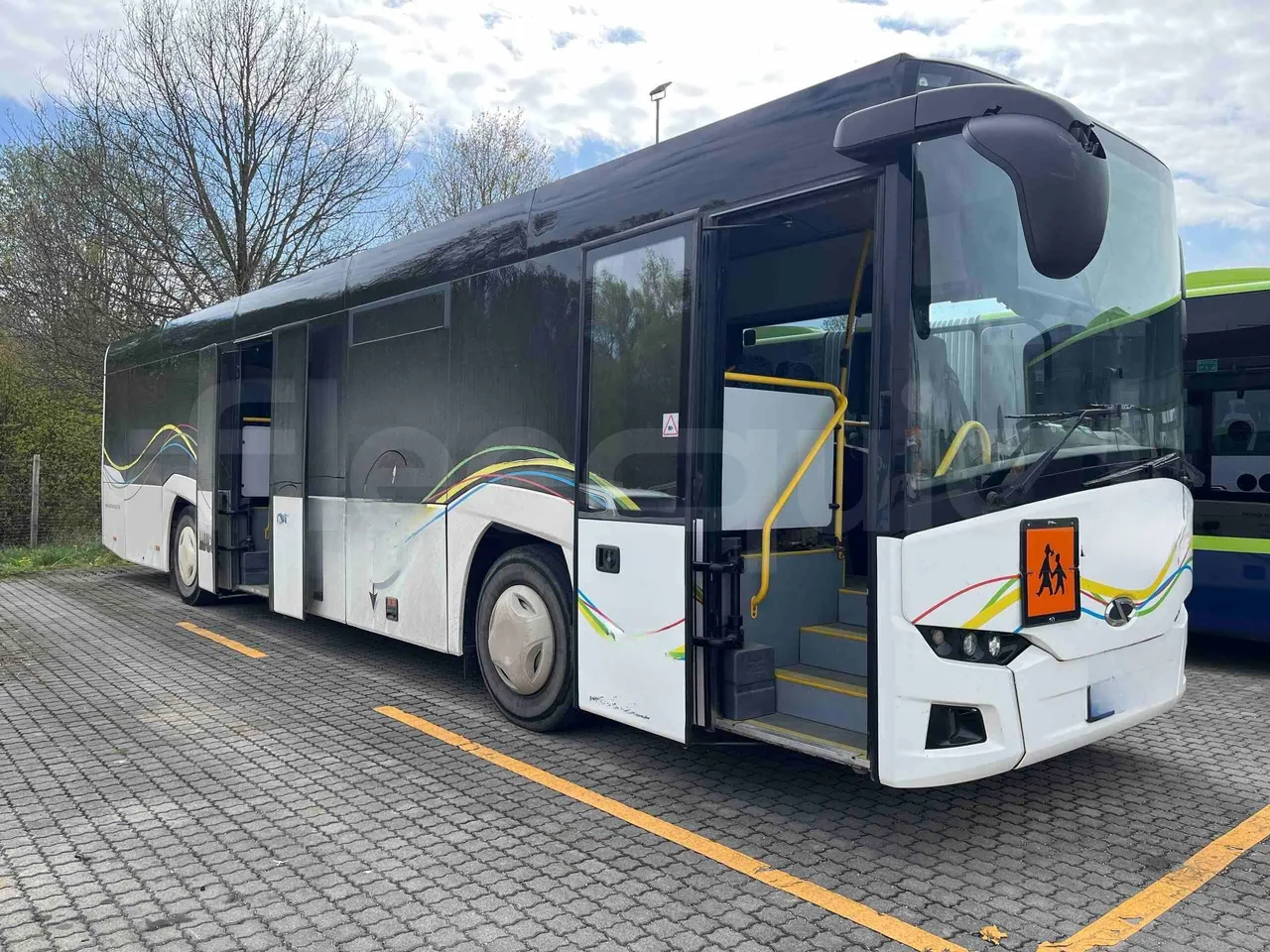Solaris Interurbino - 3/4 right front doors open