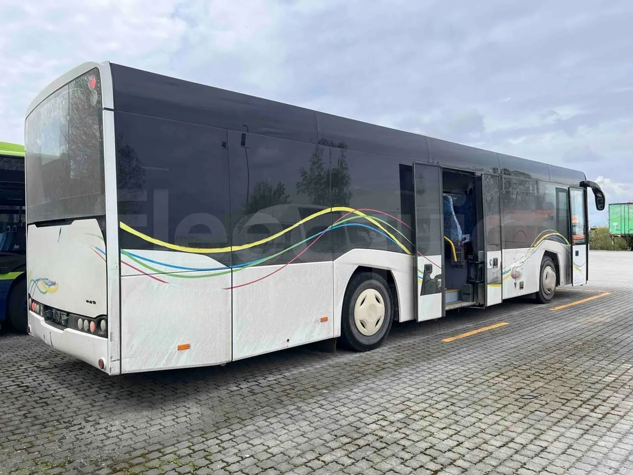 Solaris Interurbino - 3/4 right rear doors open