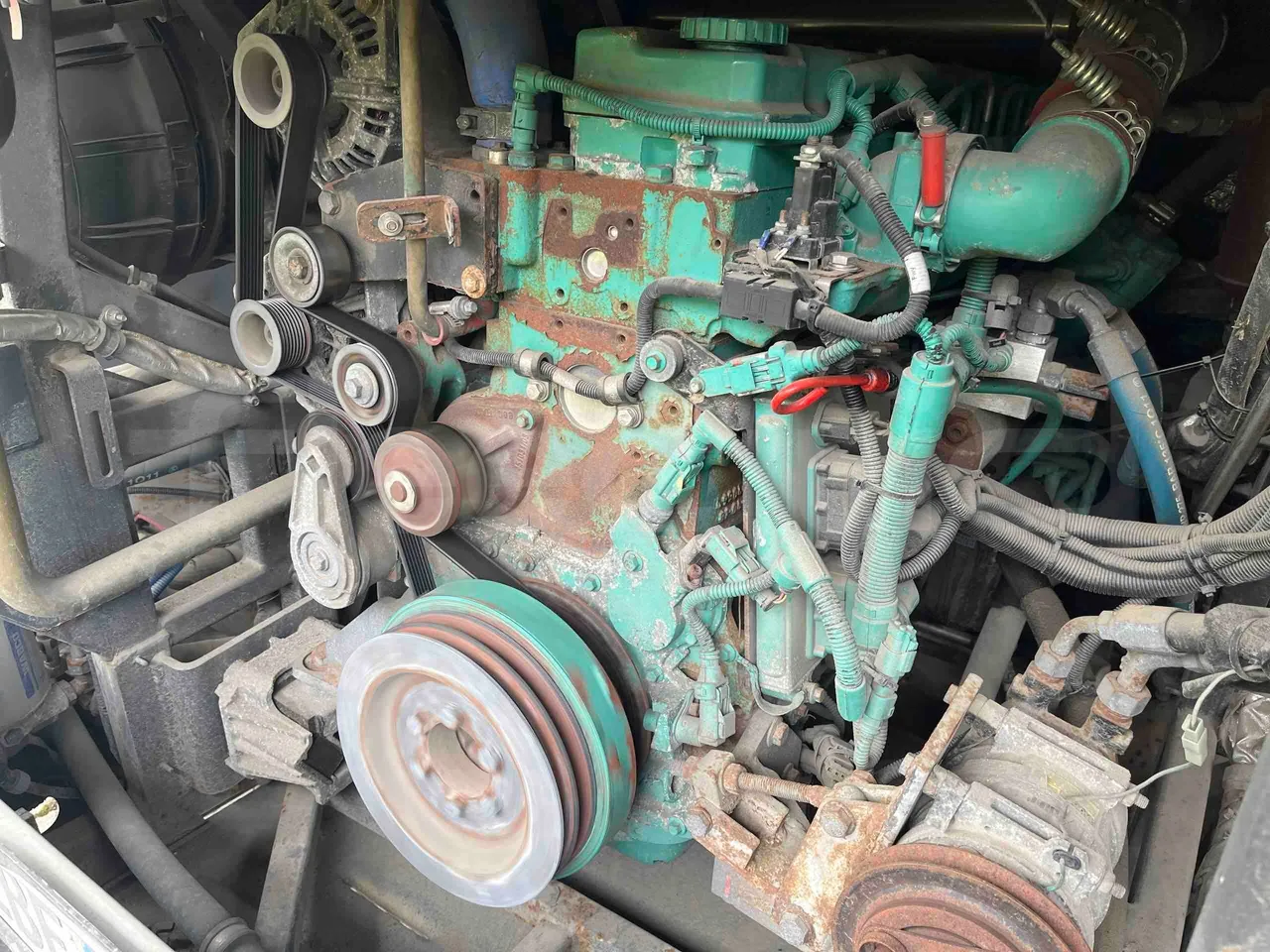 Solaris Interurbino - air conditioning compressor