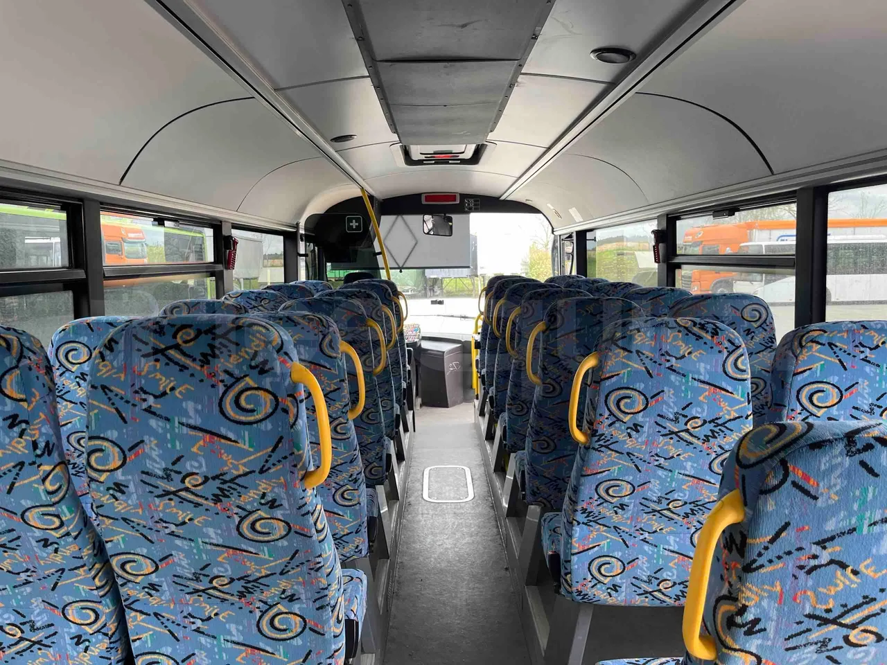 Solaris Interurbino - forward view middle aisle