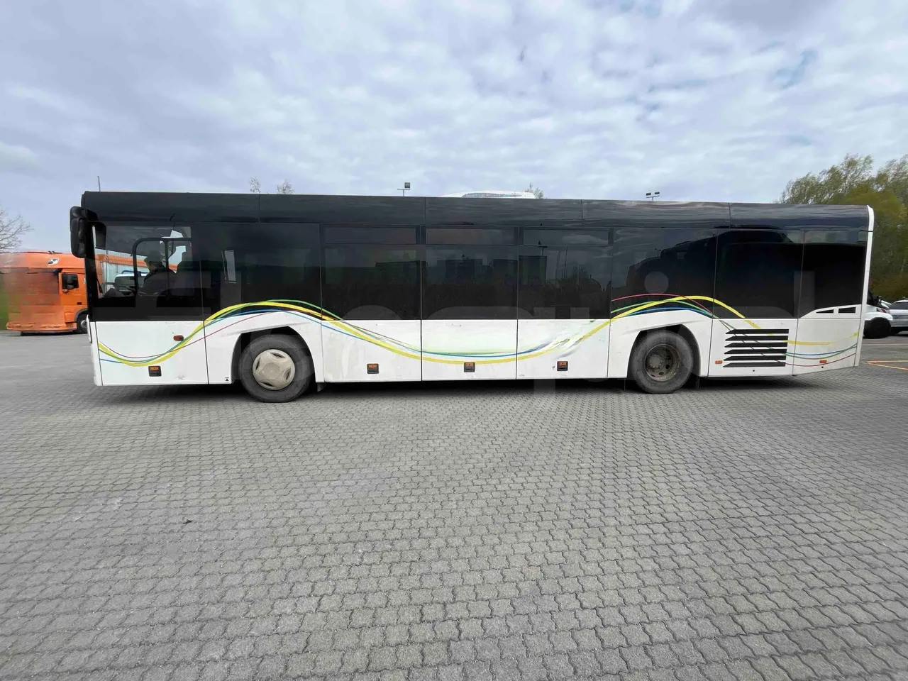 Solaris Interurbino - left side photo