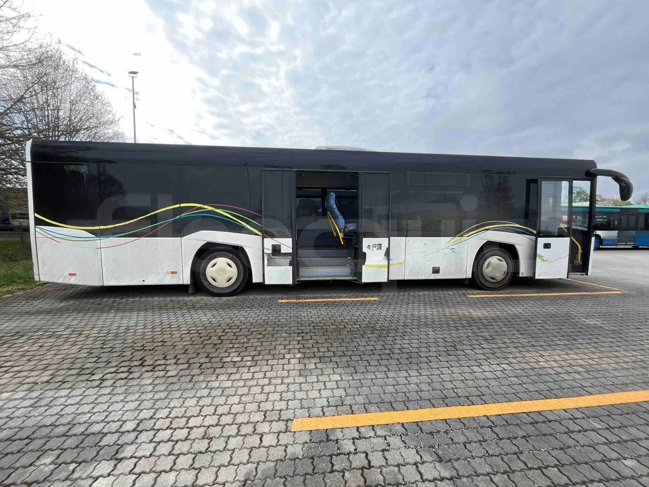 Solaris Interurbino - right side doors open