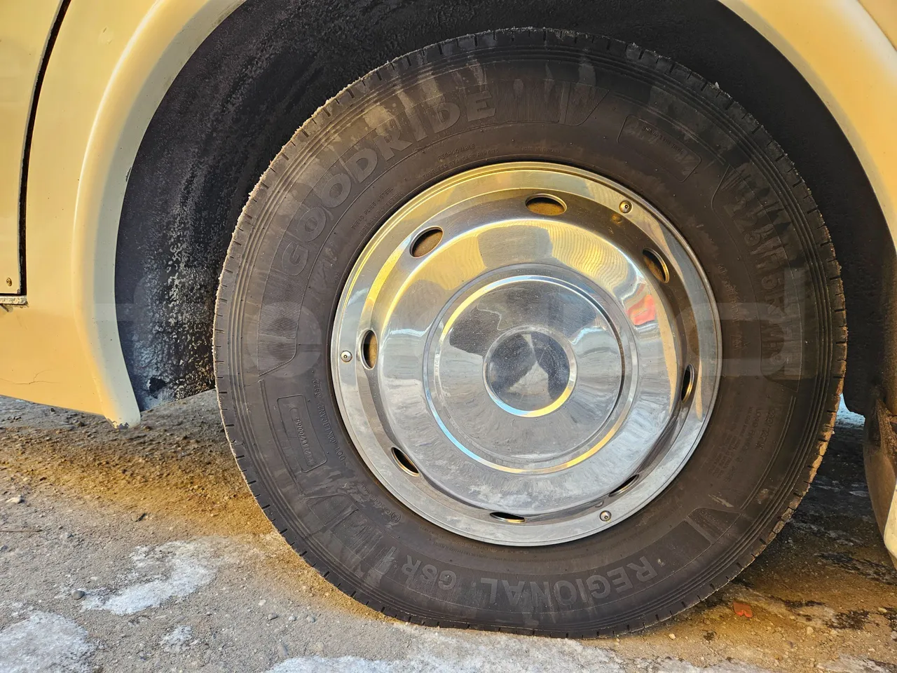 Iveco Mago2 CC80E - Euro 3 -130kW - 8.8 mt - front left tire measurements