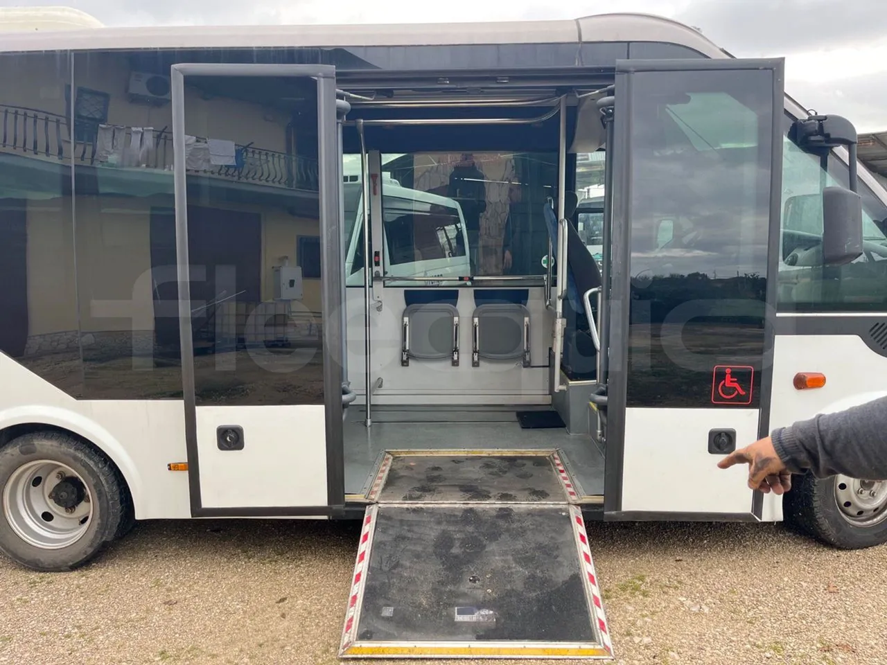 Nomec Stacobus Itineris 595 SB - Euro4 - 107kW - 7.020mt - front door 2 open