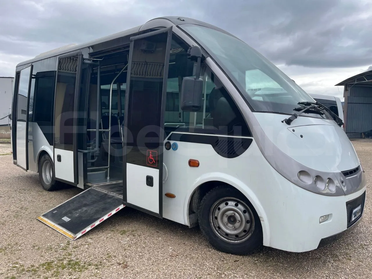 Nomec Stacobus Itineris 595 SB - Euro4 - 107kW - 7.020mt - 3/4 right front doors open