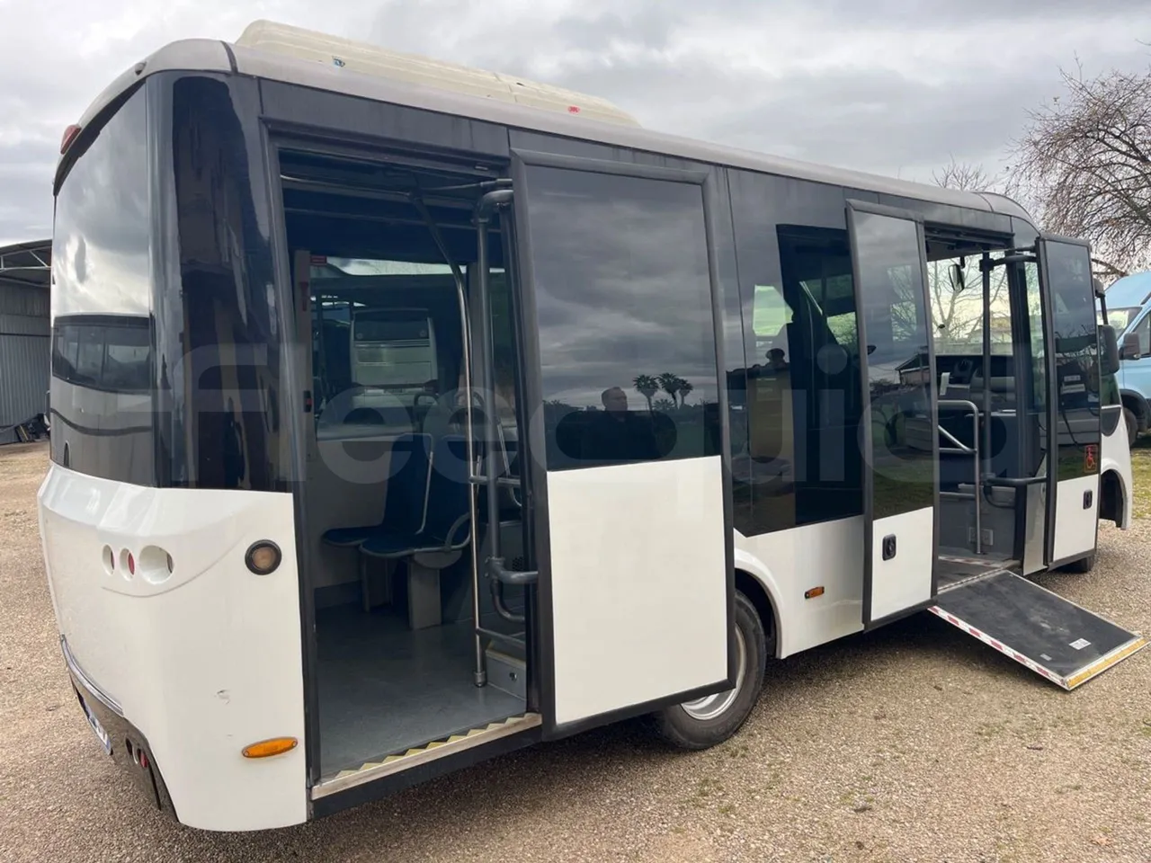 Nomec Stacobus Itineris 595 SB - Euro4 - 107kW - 7.020mt - 3/4 right rear doors open