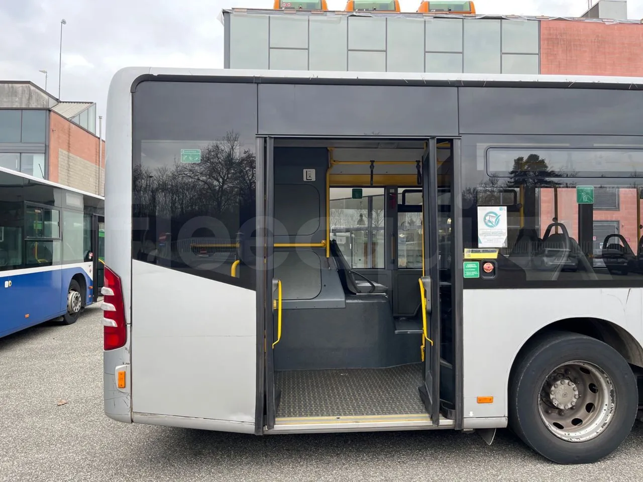 Mercedes-Benz O 530 5303/P - Euro 5 - 210 kW - 11.950 mt - front door 3 open