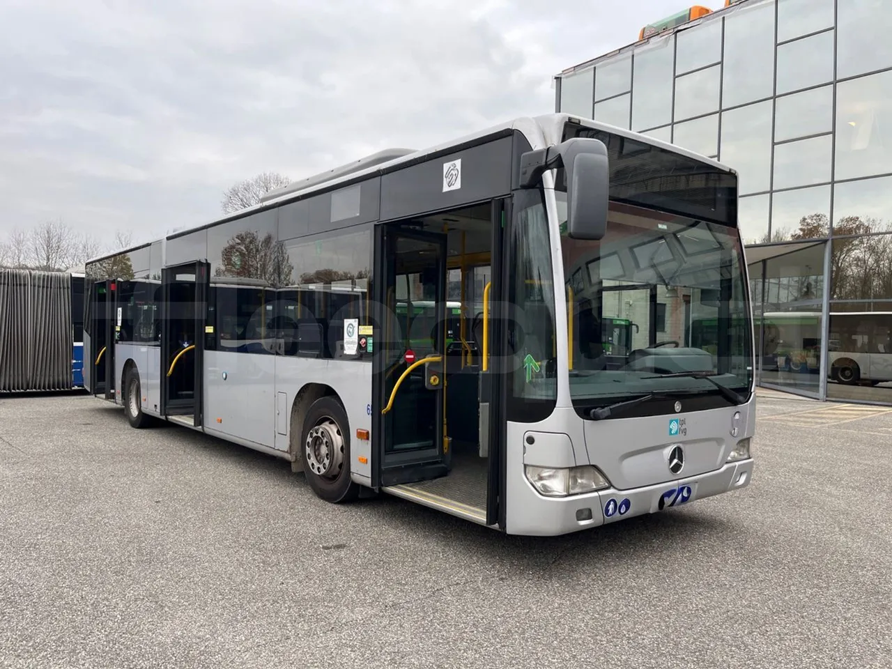 Mercedes-Benz O 530 5303/P - Euro 5 - 210 kW - 11.950 mt - 3/4 right front doors open