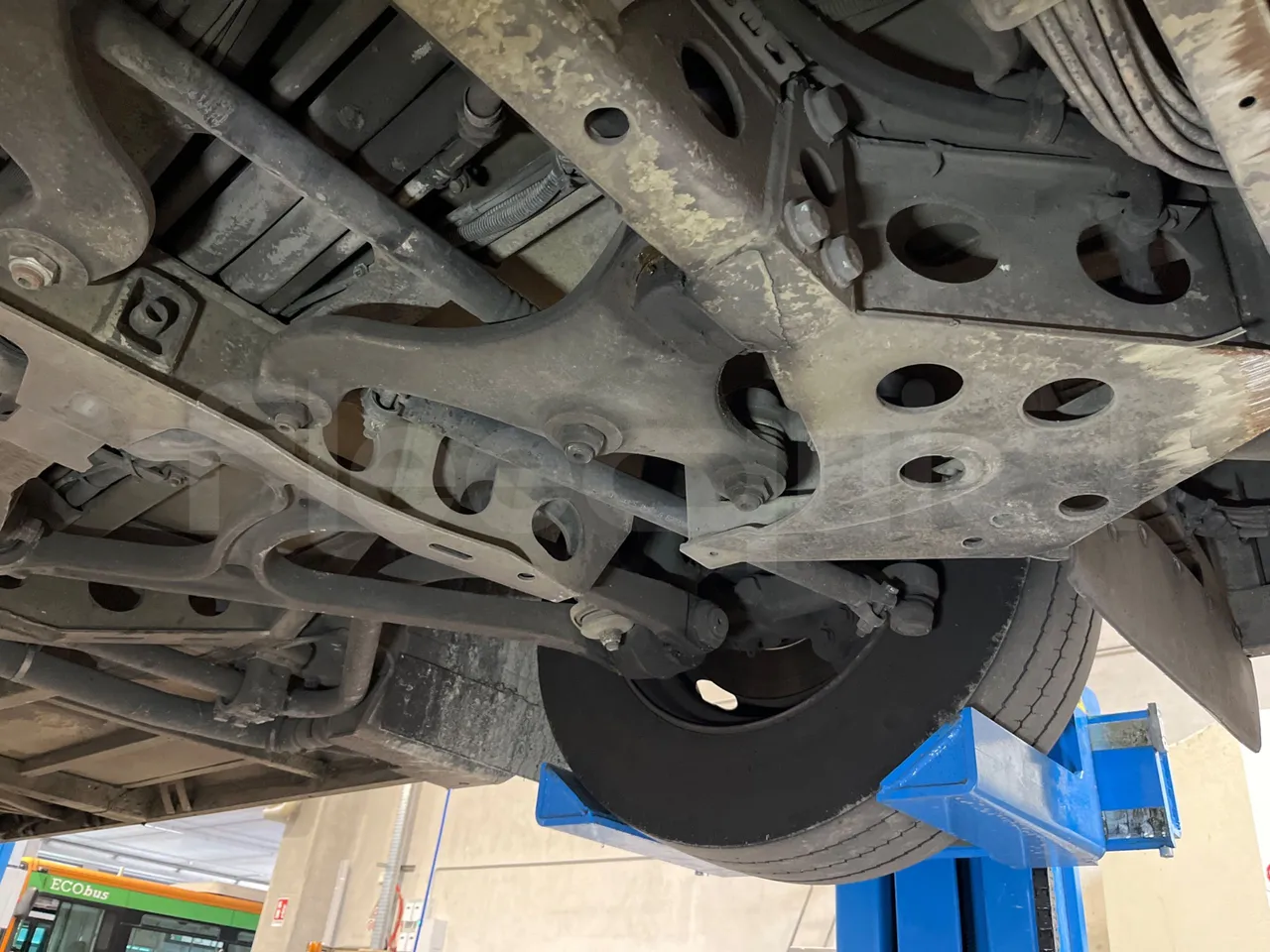 Mercedes-Benz O 530 5303/P - Euro 5 - 210 kW - 11.950 mt - front axle left side