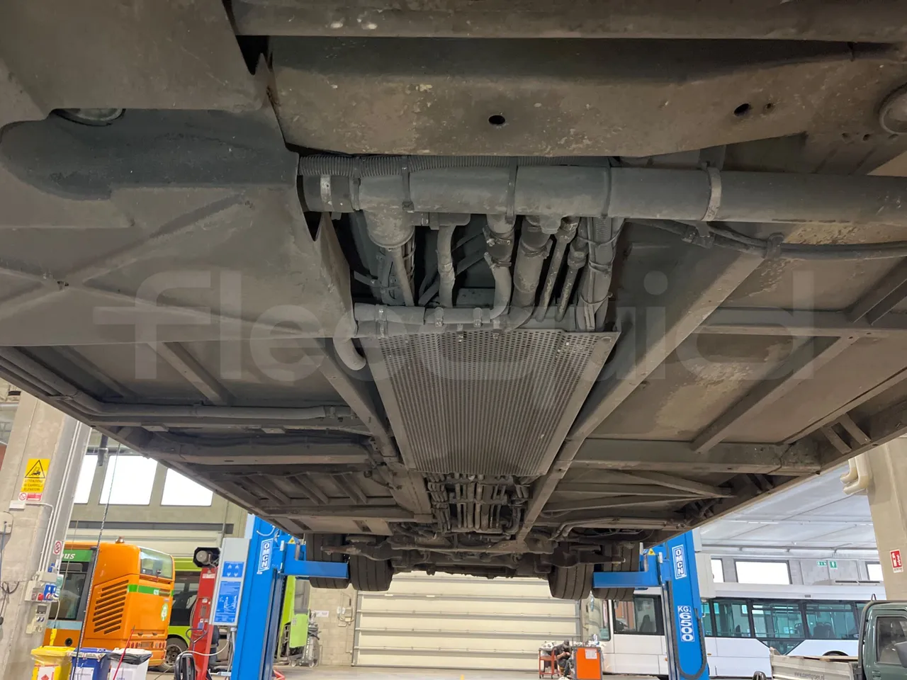 Mercedes-Benz O 530 5303/P - Euro 5 - 210 kW - 11.950 mt - central undercarriage photo