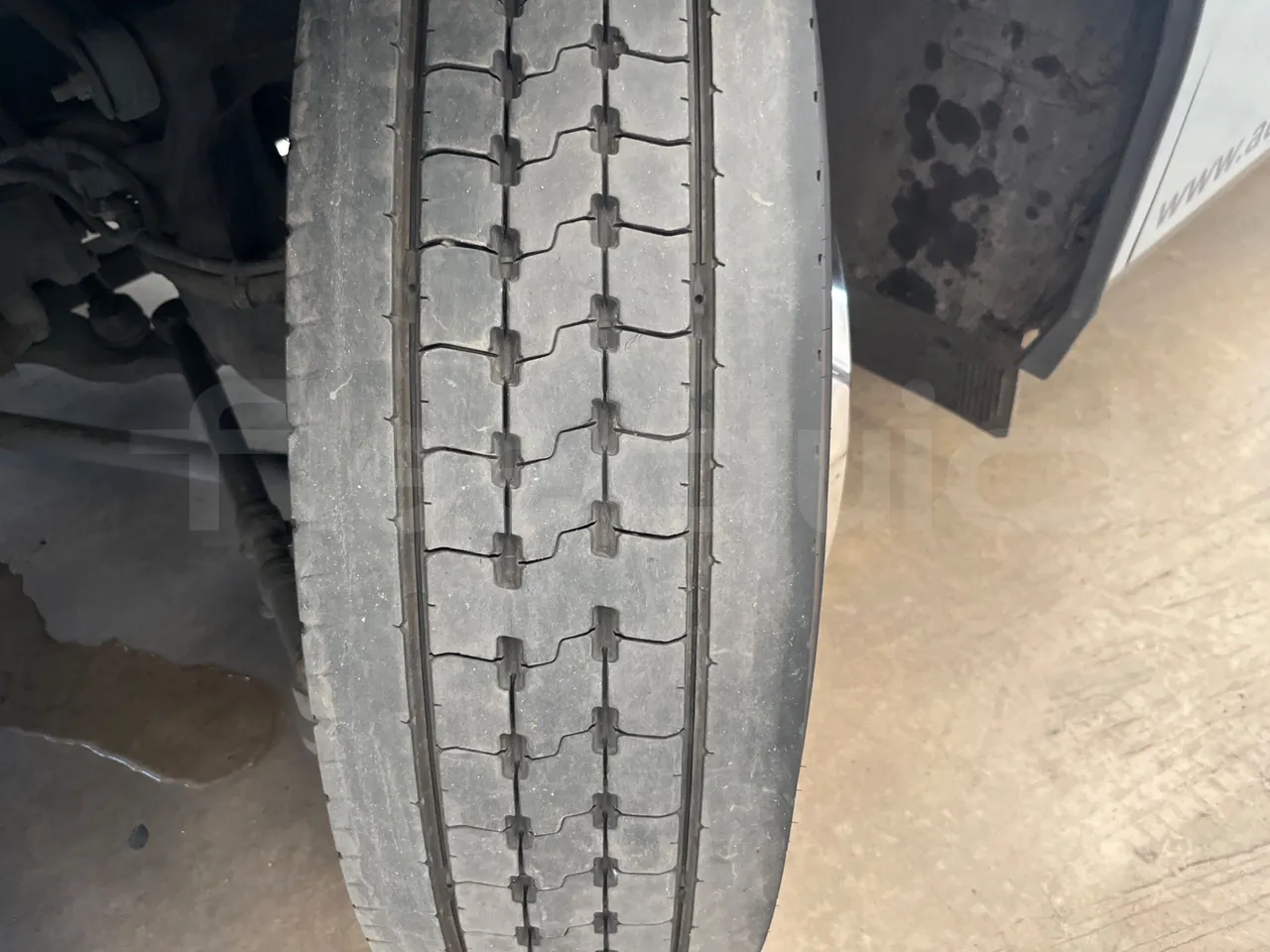 Man Ratio 18440-Ratio Stergo/ Euro 4 - 324 Kw - 12,720 Mt - tread condition front tires left