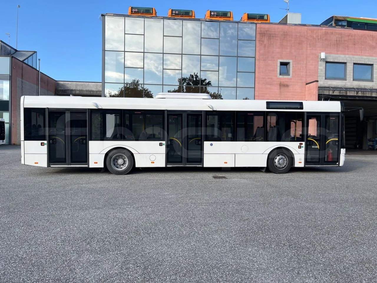 Solaris Urbino 12 -EUR5 - 231kW - 12m - right side doors closed
