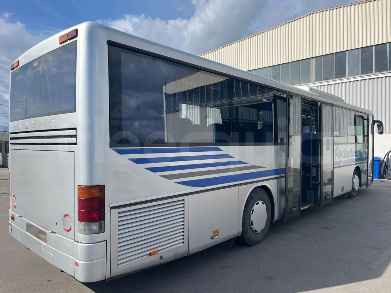 Setra S315 UL/ Euro 3 - 260 Kw - 12 Mt - 3/4 right rear doors open
