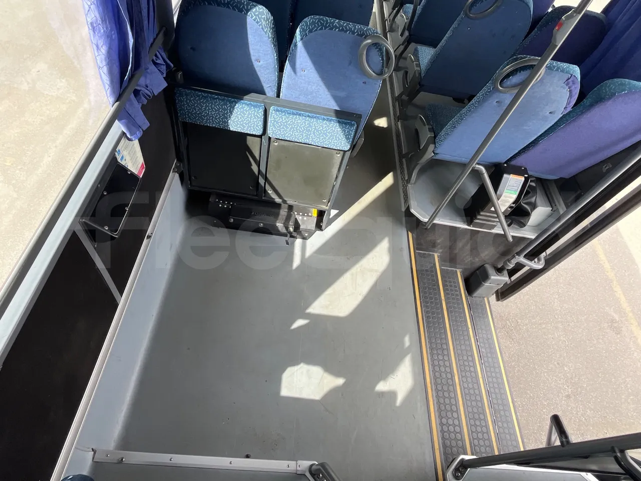 Setra S315 UL/ Euro 3 - 260 Kw - 12 Mt - disabled area photo
