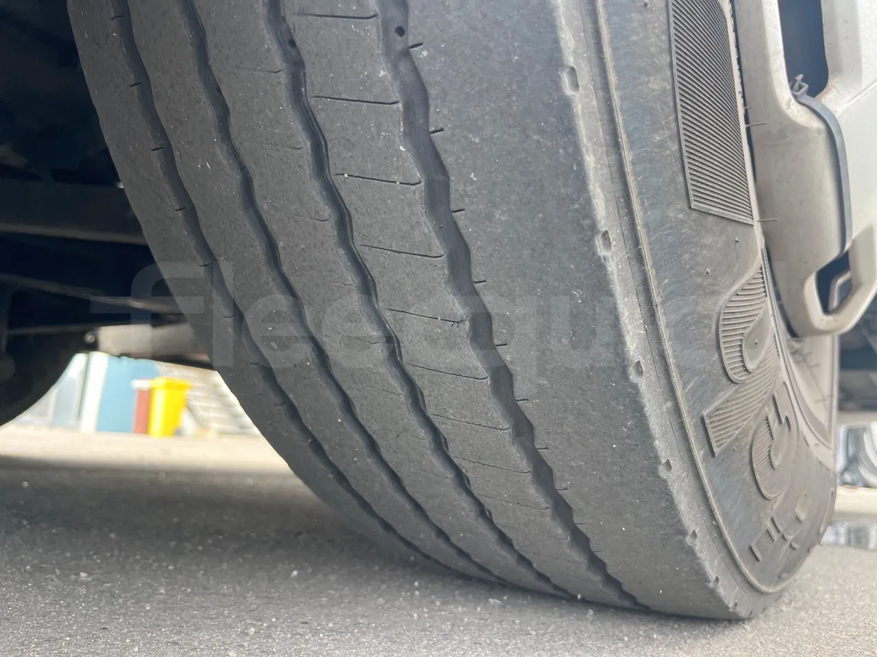 Setra S315 UL/ Euro 3 - 260 Kw - 12 Mt - tread condition front tires right