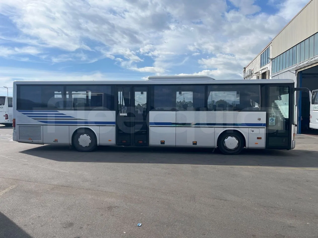 Setra S315 UL/ Euro 3 - 260 Kw - 12 Mt - right side doors closed