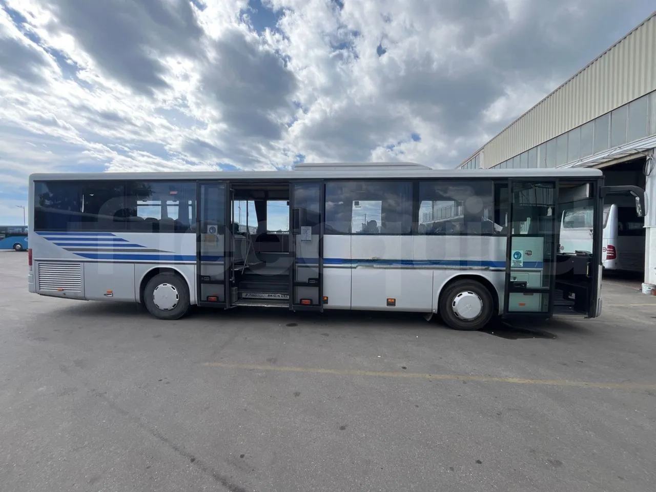 Setra S315 UL/ Euro 3 - 260 Kw - 12 Mt - right side doors open