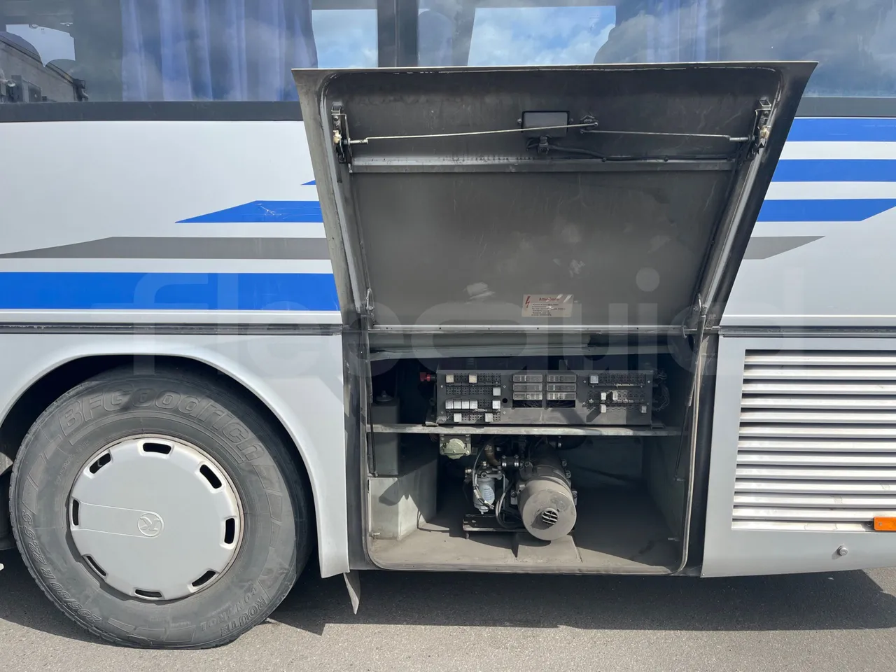 Setra S315 UL/ Euro 3 - 260 Kw - 12 Mt - under carpet photo