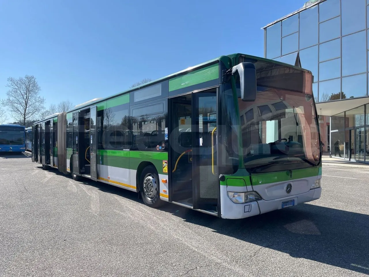 Mercedes-Benz Citaro G 0530 - Euro5 - 260kW - 17.940mt - 3/4 right front doors open