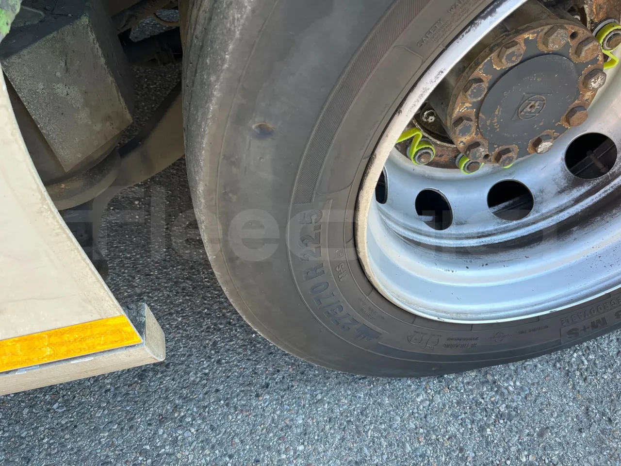 Mercedes-Benz Citaro G 0530 - Euro5 - 260kW - 17.940mt - tread condition front tires left