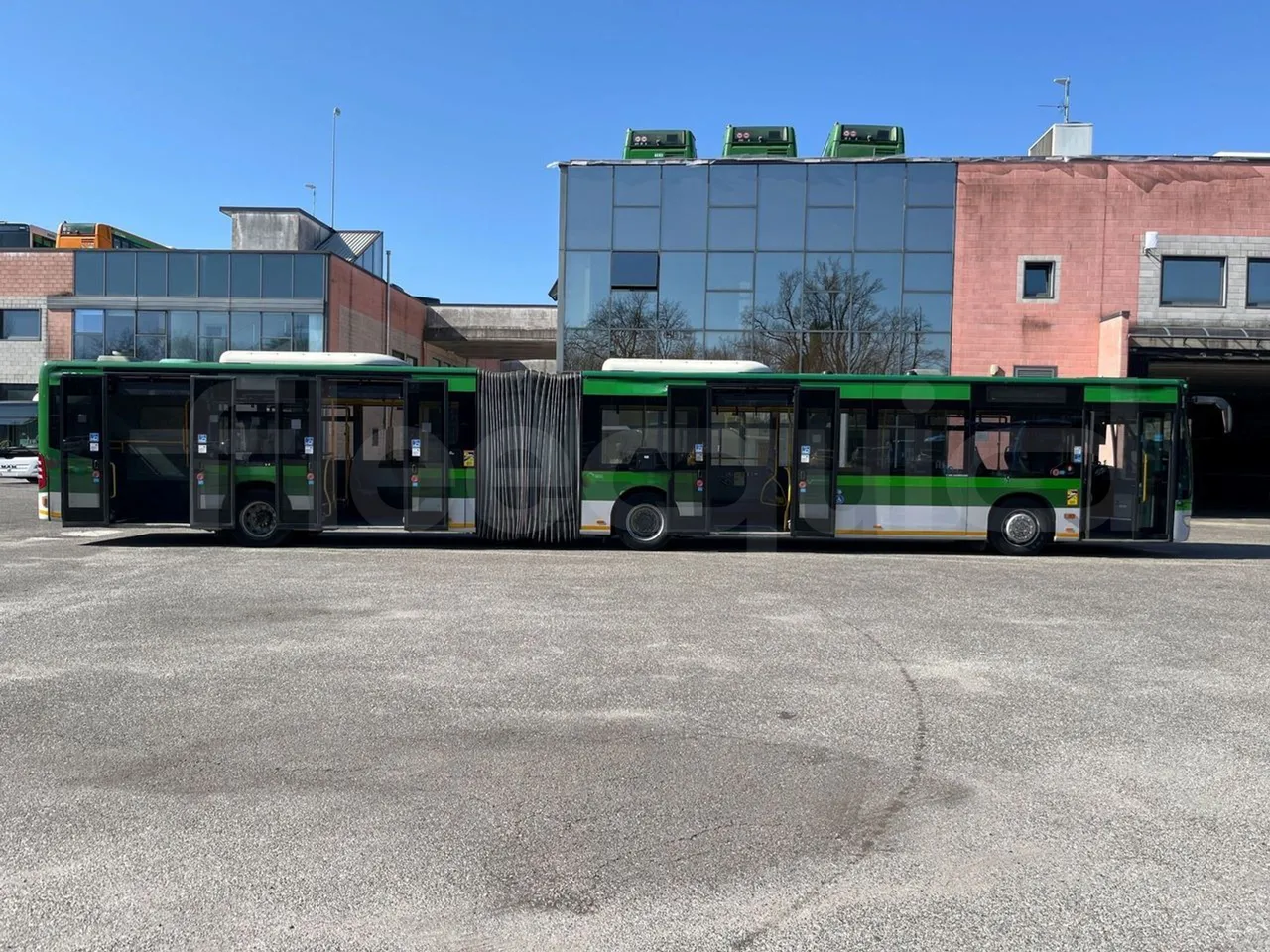 Mercedes-Benz Citaro G 0530 - Euro5 - 260kW - 17.940mt - right side doors open