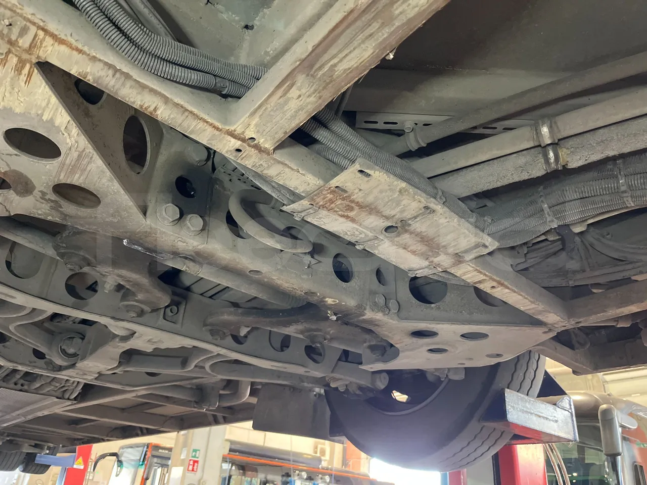 Mercedes-Benz Citaro G 0530 - Euro5 - 260kW - 17.940mt - front axle left side