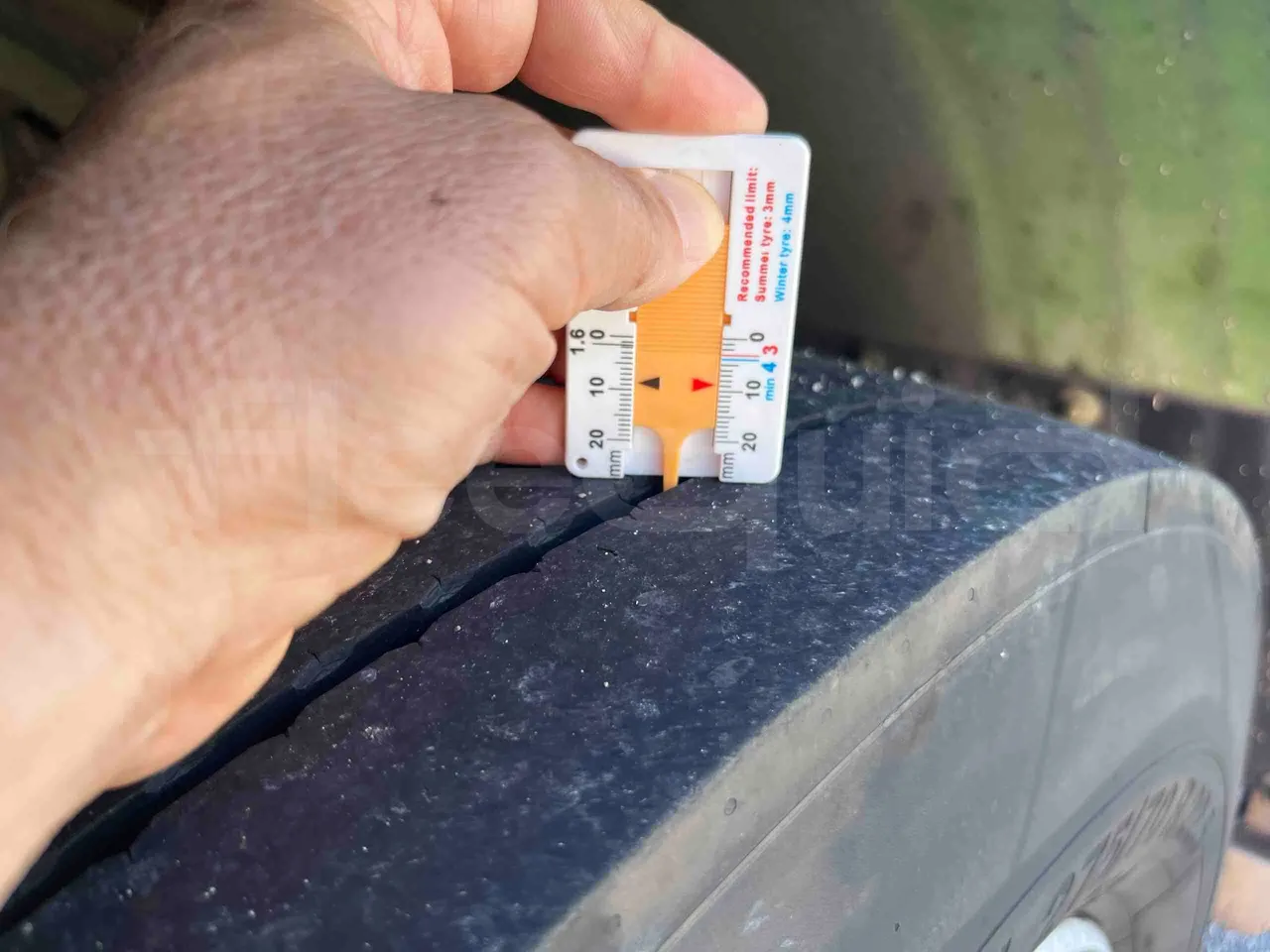 Mercedes-Benz Citaro G - Second Axle Left Side: Tyre Thickness