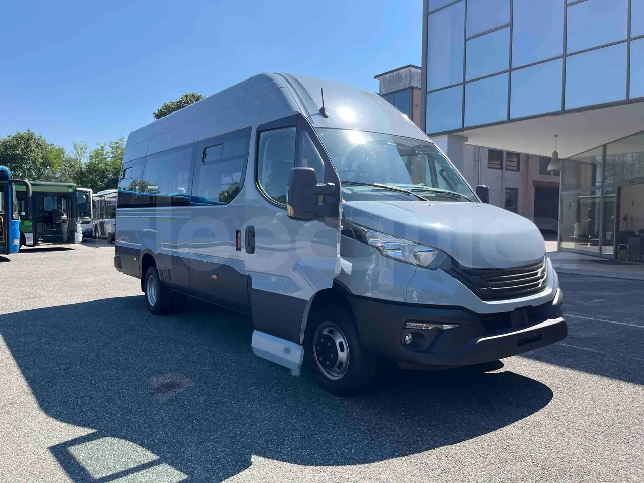 Iveco Daily - 3/4 right front doors open
