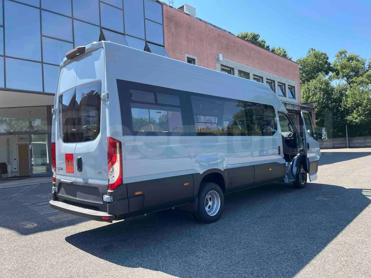 Iveco Daily - 3/4 right rear doors open