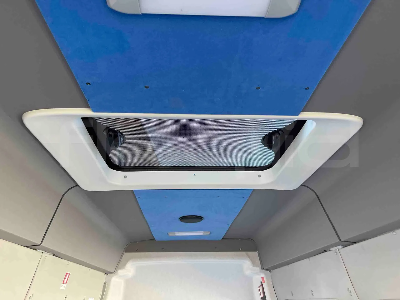 Iveco Daily - roof hatch 1