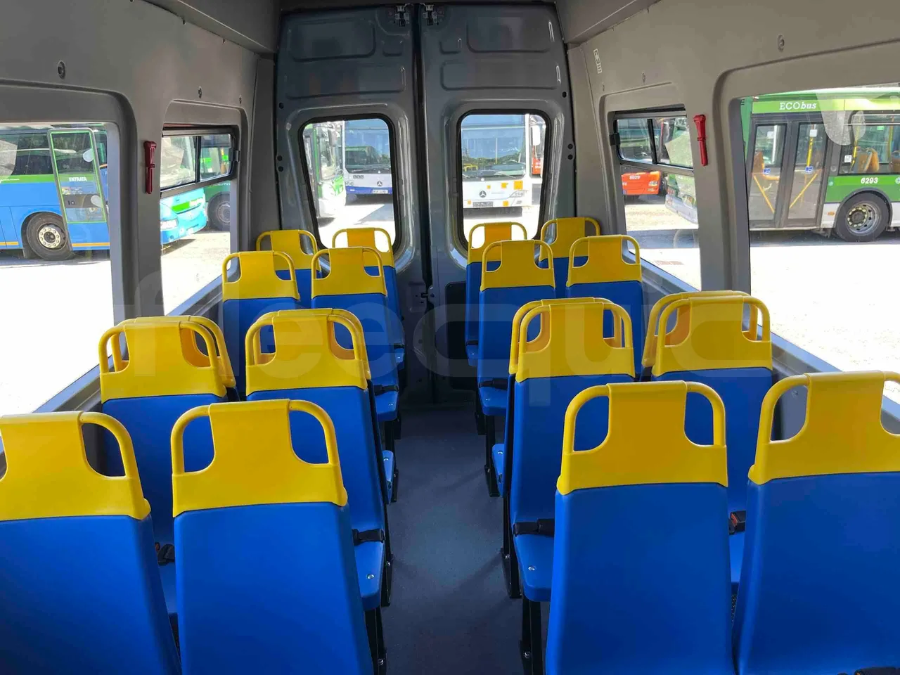 Iveco Daily - reverse view middle aisle
