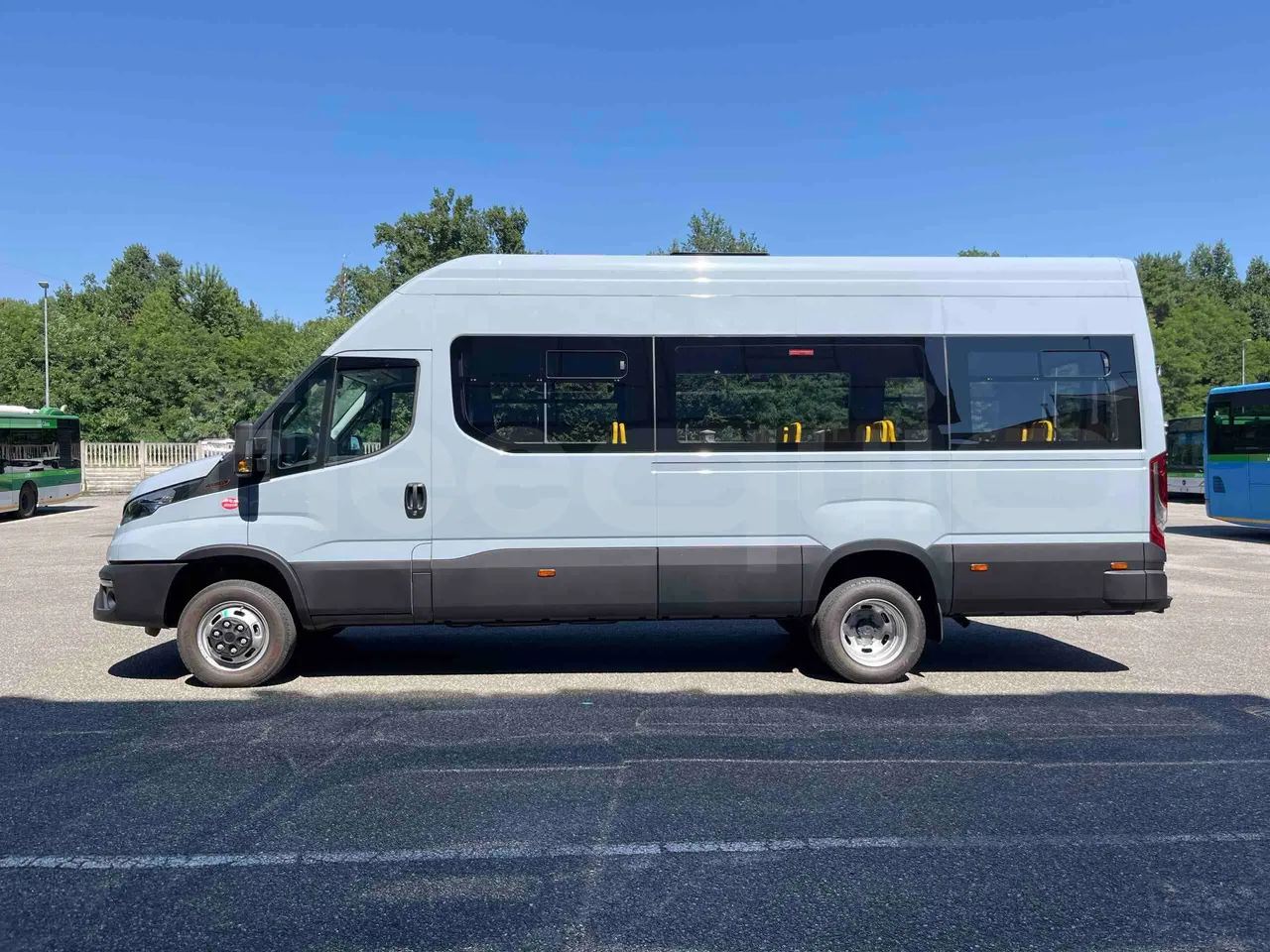 Iveco Daily - left side photo