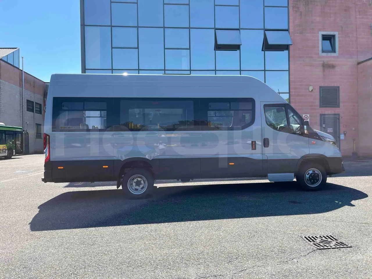 Iveco Daily - right side doors closed