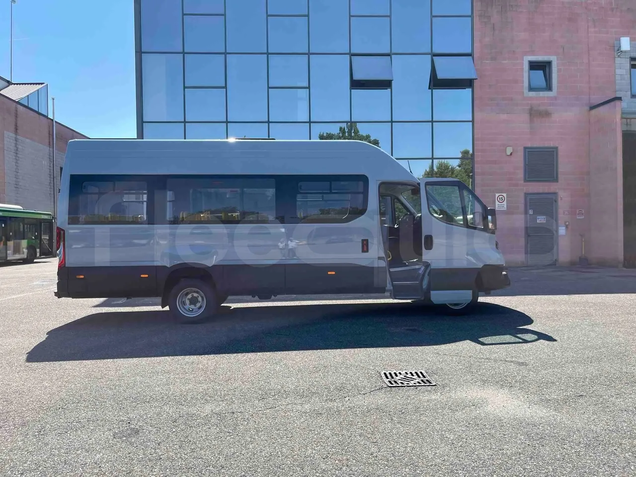 Iveco Daily - right side doors open