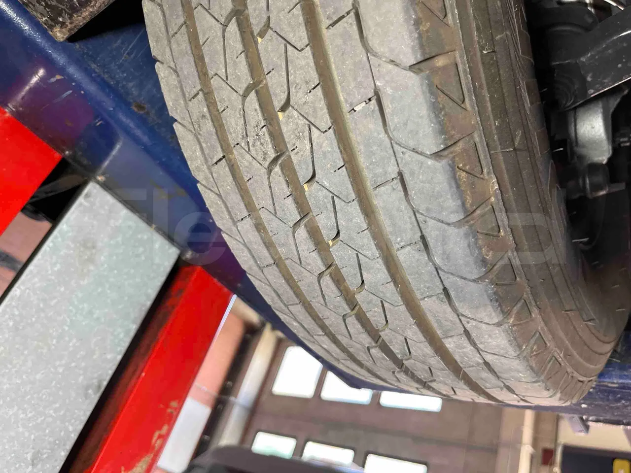 Iveco Daily - rear left tire photo