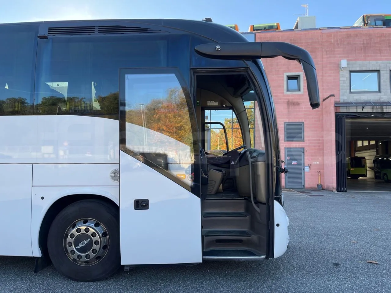 Iveco Magelys SFR2XX QC E8CN - Euro6 - 294Kw - 12,830mt - front door 1 open