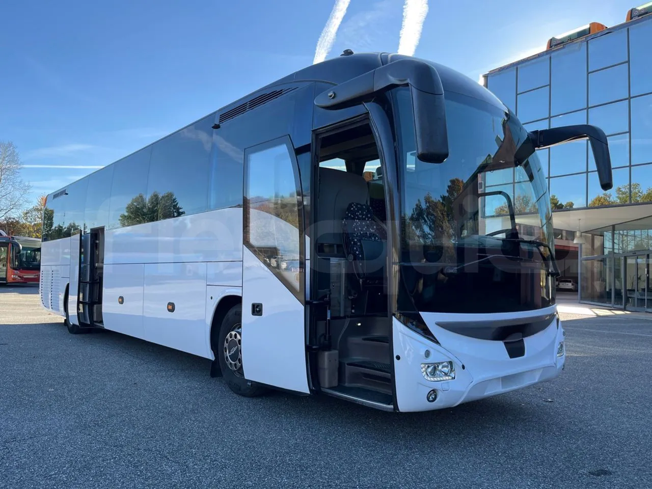 Iveco Magelys SFR2XX QC E8CN - Euro6 - 294Kw - 12,830mt - 3/4 right front doors open