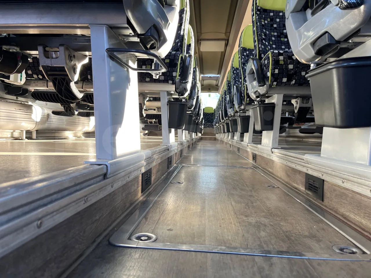 Iveco Magelys SFR2XX QC E8CN - Euro6 - 294Kw - 12,830mt - seat brackets photo